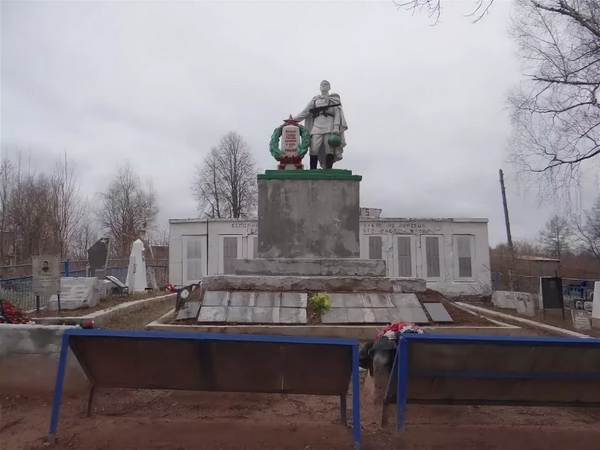 Братская могила в селе Залучье (общий вид)